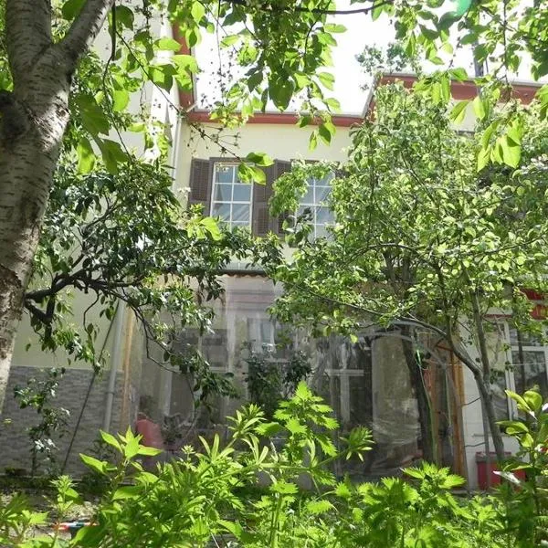 Lotus Garden Hostel Izmir, hotel in Izmir