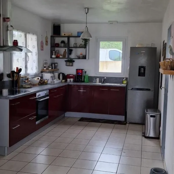 Colocation avec une Chambre, hotel in Lannion