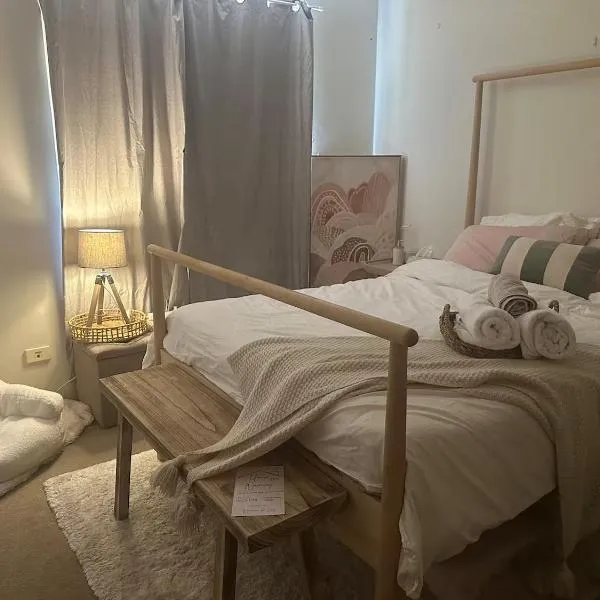 Master room with private bathroom, hotel in Perth