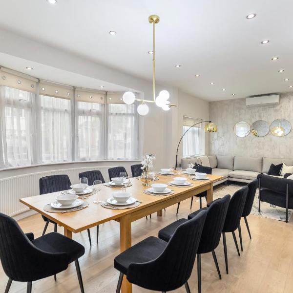 3 Min to Tube Station, Spacious Modern Home Sleeps 12 Adults London, London