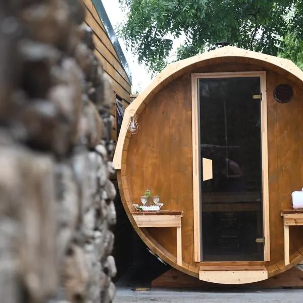 The Stall at CasaClarig - West Cork Cabin with Sauna, hotel in Ballydehob