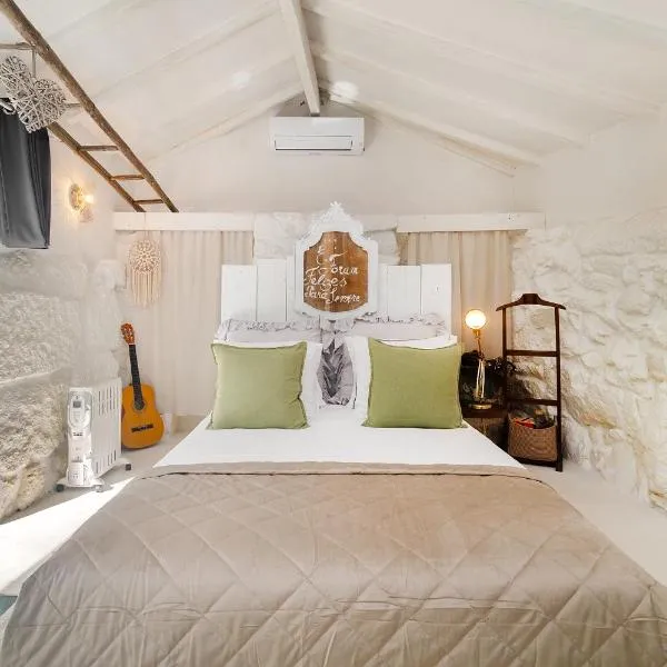 WHome Riverfront Retreat with Exclusive Waterfall Views, hotel in Baião