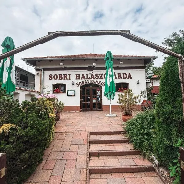 Sobri Halászcsárda és Panzió, hotel v destinaci Baja