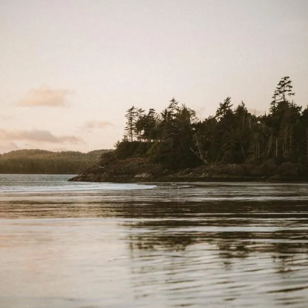 Mackenzie Beach Resort, hotel in Tofino