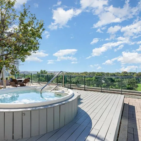Downtown Cozy 1BR Condo- Steps from Lake & King street, hotel in Toronto