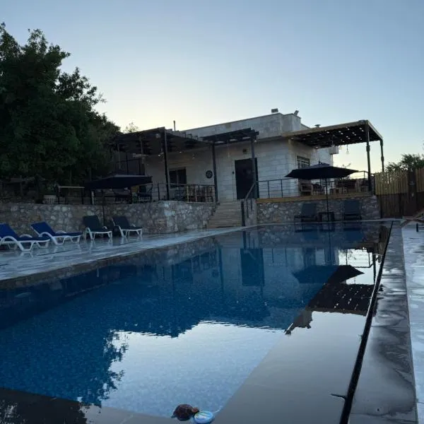 Oak Farm Ajloun مزرعة البلوط عجلون、アジュルンのホテル