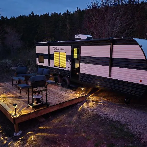 Moceanset Getaways - Luxurious, Ocean, Mountain And Sunset Views "Camping Experience", hotel in Dingwall