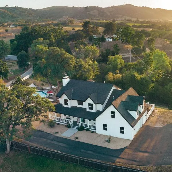 Wine Country Modern Farmhouse with Heated Pool and Spa, hotel in Paso Robles