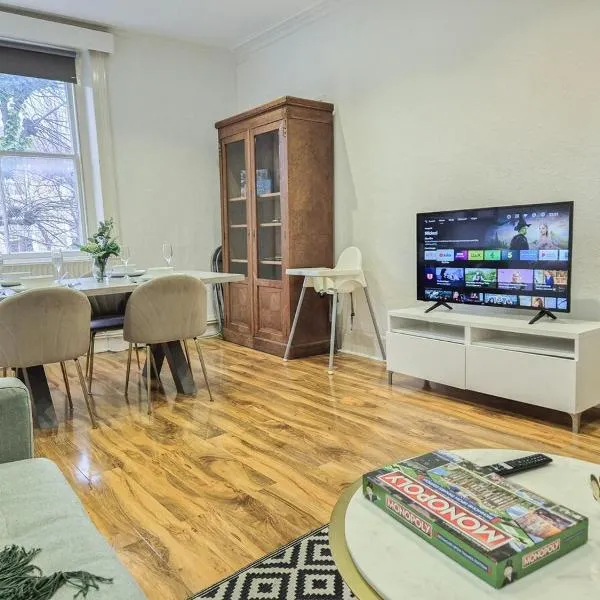 Stylish 2-Bedroom Apartment in Maida Vale near Little Venice & Paddington, hotel in London