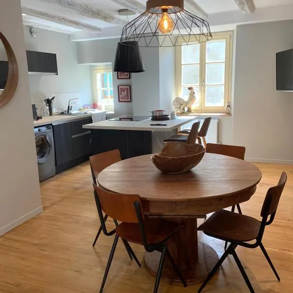 Charmante petite maison avec baignoire Balneo et video projecteur, Hotel in Chaudes-Aigues