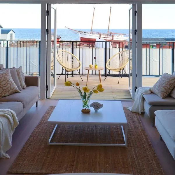 Penthouse over the harbour, hôtel à Skillinge