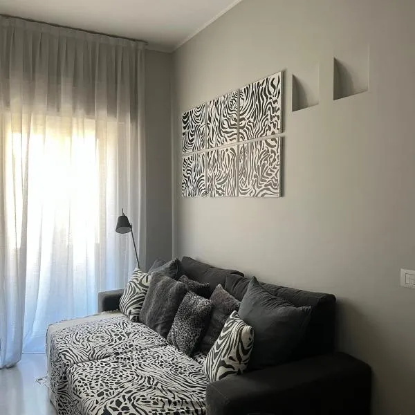 Cozy Apartment in Paolo Sarpi with balcony، فندق في ميلانو