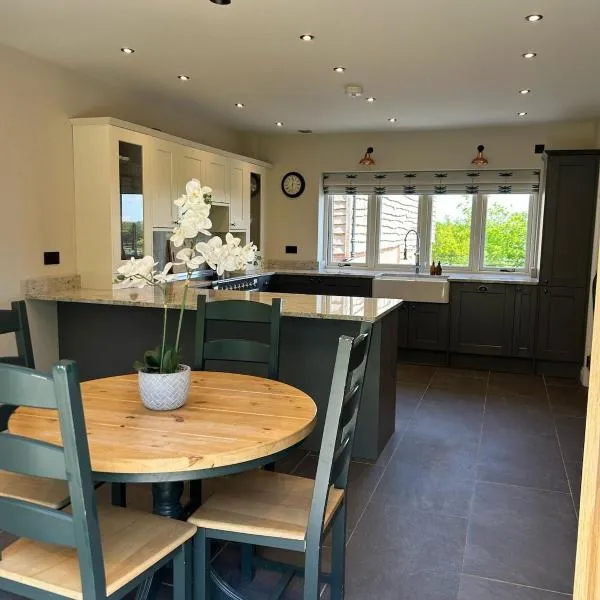 Fallow View - Luxury Countryside Cottage, hotel in Coughton