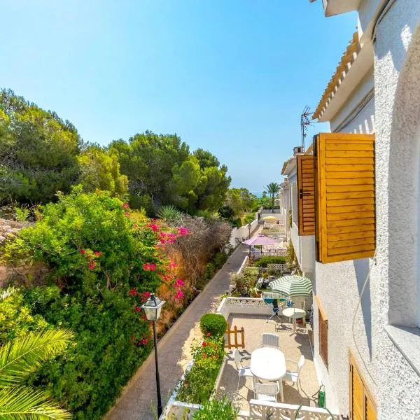 CB Living - 2 bedroom beach condo, Playa Flamenca，位于奥里韦拉的酒店