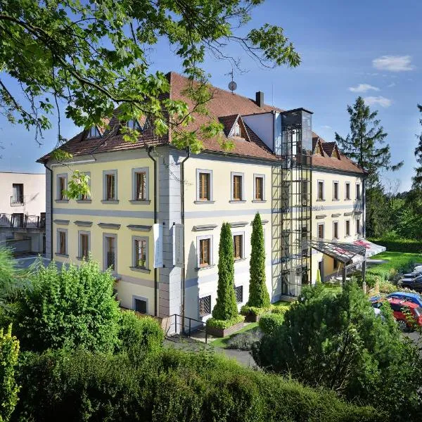 Maxmilian Lifestyle Resort, hotel in Loučeň