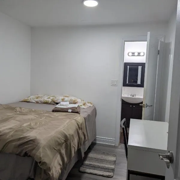 Basement two Queen beds and one single with two full washrooms by YKF airport, hotel in Kitchener
