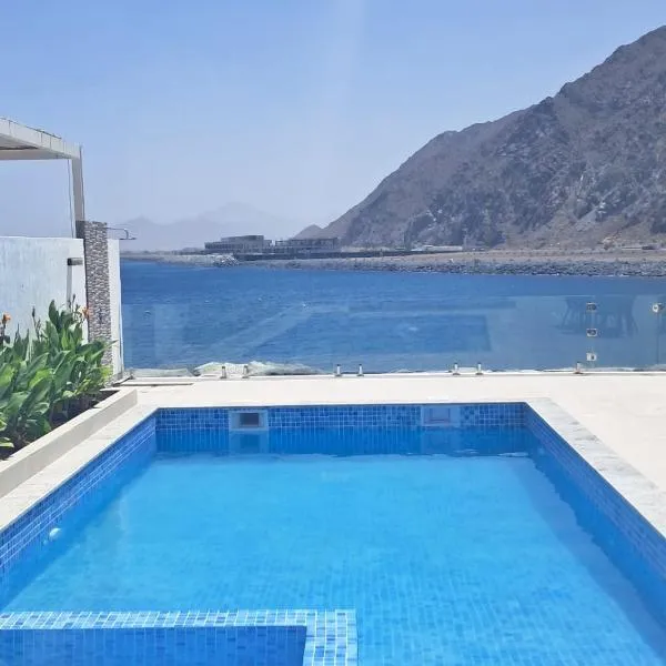 Al Dana H2O Luxury Villa, hotel v destinaci Fudžajra