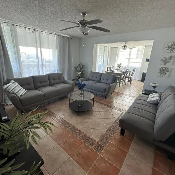 Large 1 Bedroom Apt with 2 balconies and Pool, hôtel à Isabela