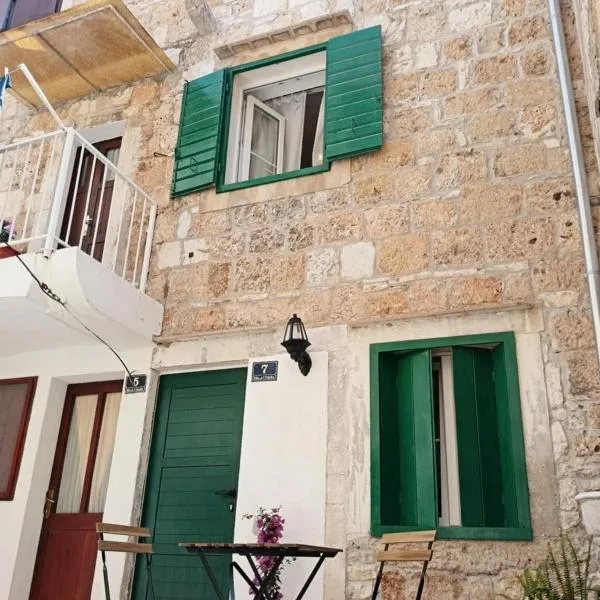 Apartments and rooms with parking space Komiza, Vis - 24523, hotel v destinaci Komiža