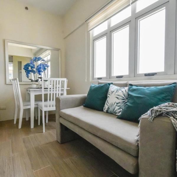 Modern 1-BR with Balcony & FREE Parking in Makati CBD, Manila