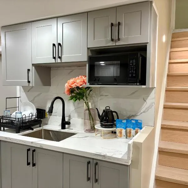 Vita House - near Rogers Stadium and Yorkdale Shopping Center，多倫多的飯店