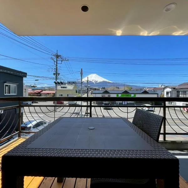 PLEO 圧巻の富士山ビュー バルコニーあり モダンで綺麗な宿を貸し切り Max4名, Hotel in Fujiyoshida