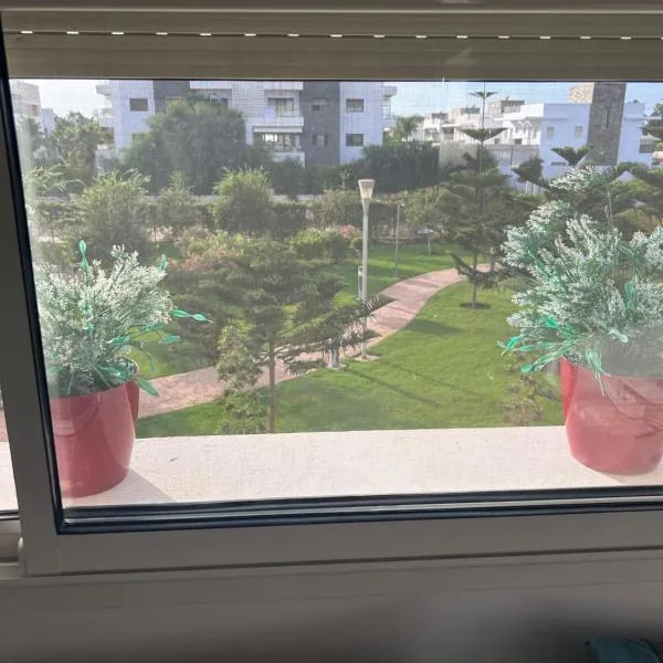 Perla Saidia, Appartement F2, Idéal pour une famille, Plage à 5min à pied, Piscine en travaux, hotel in Saidia 