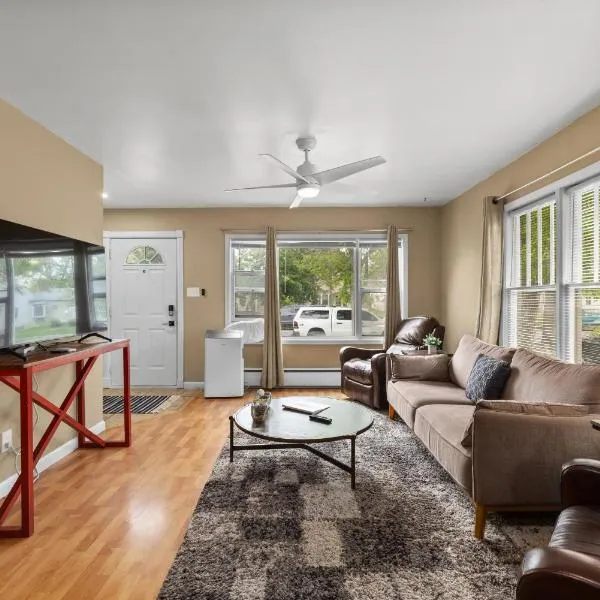 Bo's Big Green Charming Retreat Hot Tub Games, hotel in Billings