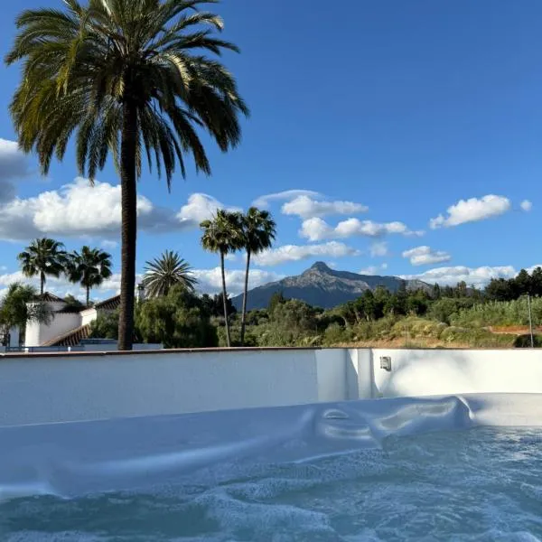 Puerto Banus Jacuzzi close to Breath and Marbella Arena, hotel en Marbella