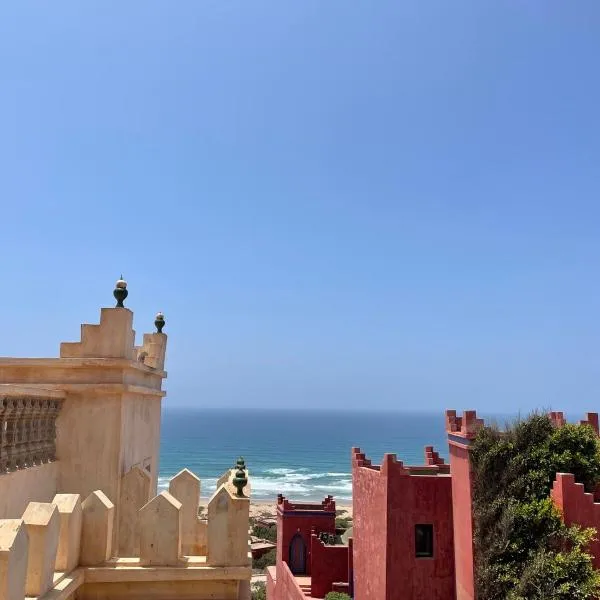 Warm apartment with sea view، فندق في Sidi Rbat