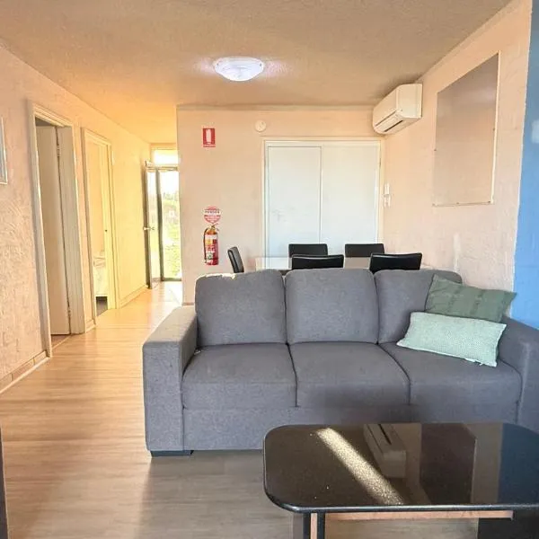 Riverview Kalbarri 70 | Poolside | Pool | Sleeps 5，卡爾巴里的飯店