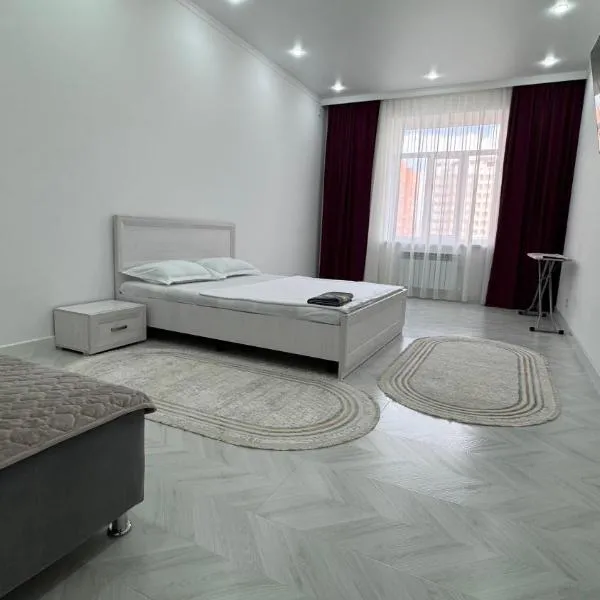 Евро Двушка в ЖК Satym мкр Батыс-2 кроме кровати два раскладных дивана, hotel in Aktobe