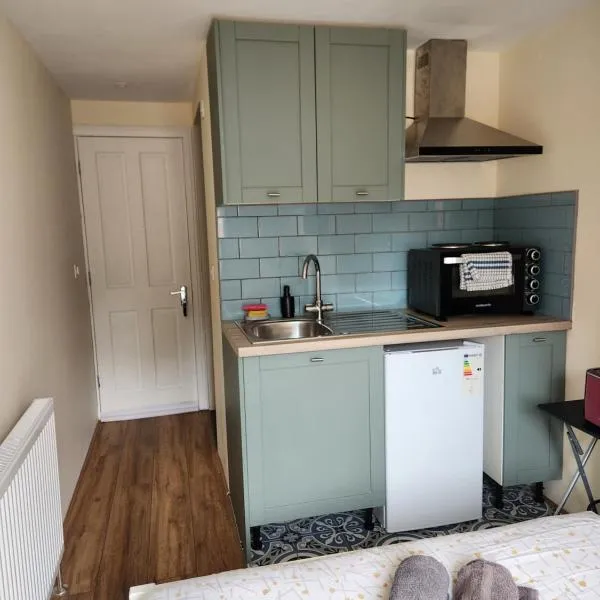Ensuite Studio Flat Crawley-Gatwick, hôtel à Ifield