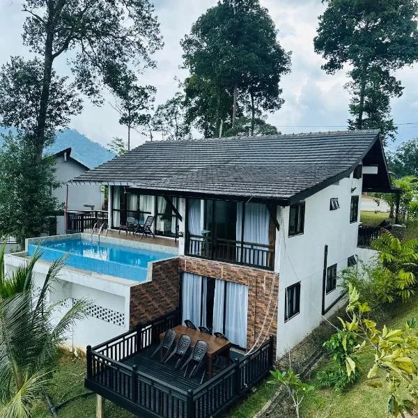 Tuah Bukit A Aida D Manggis Janda Baik 4 bedrooms 2 Storey Private Bungalow with Infinity Swimming Pool & Mount Nuang View, hotel a Bentong