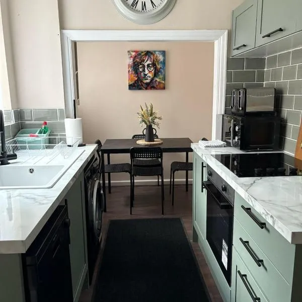 7 Bed Home - 1 minute walk to Anfield Stadium!, hotel in Liverpool