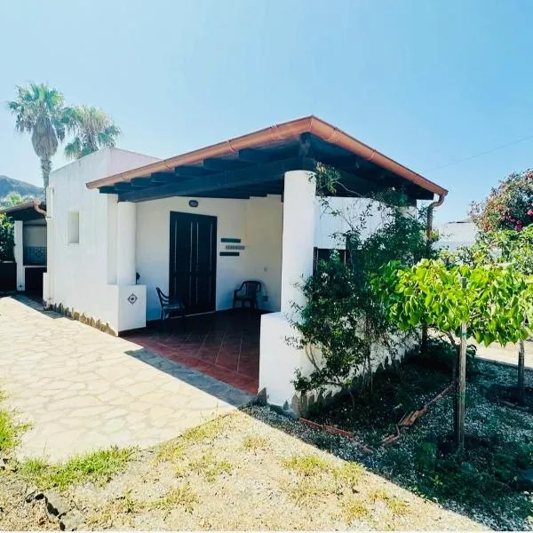 Villa by the Vulcano - 70mq plus large garden and patio, hotel in Vulcano