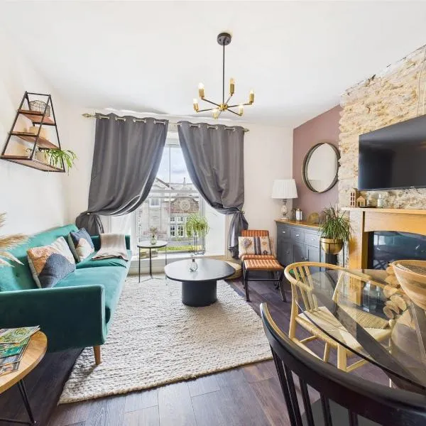 Elegant 1-Bed Apt | Central Falmouth | Parking & WiFi | Lockbox Entry | Walk to Town & Pubs | Quiet Residential Road | Top Floor Apartment | Near Train Stations & Beaches, hotel in Falmouth