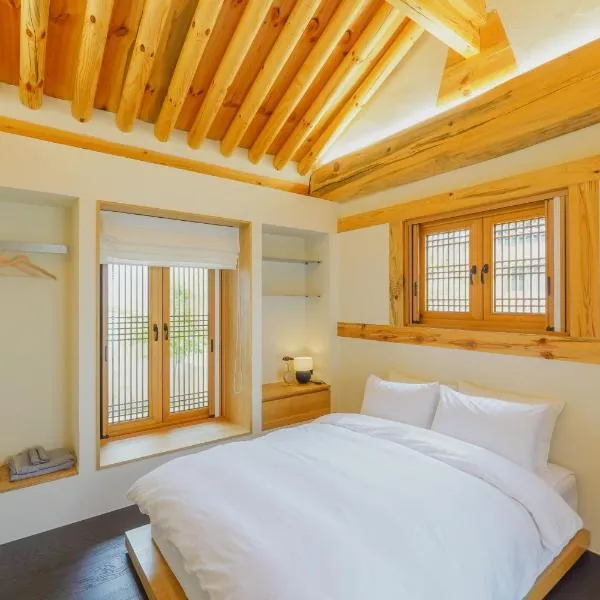 Hanok stay Jungwooga, hotel in Gyeongju