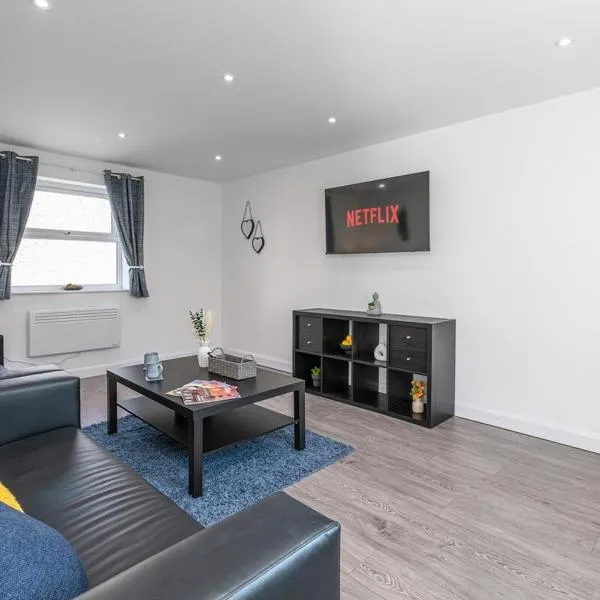 4BR New Build - Near Ferry Port - Great for Groups, hotel in Holyhead