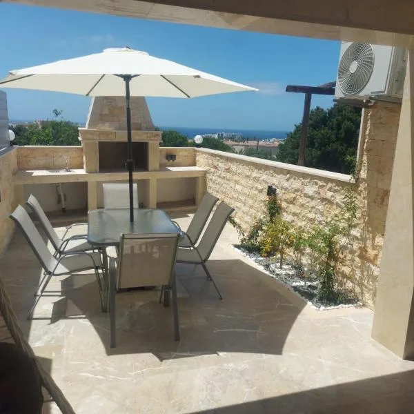 Sea view maisonette Chloraka, hotel in Khlorakas