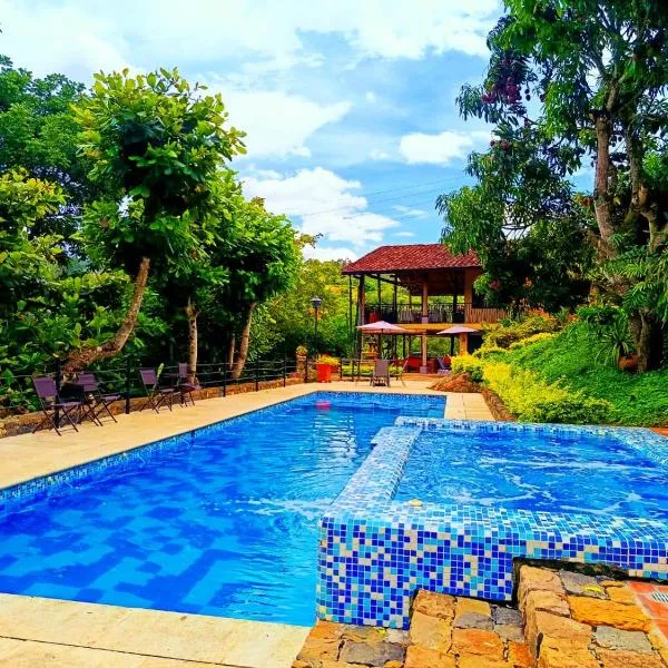 Hotel Casas de Campo El Ciruelo, hotel in San Gil