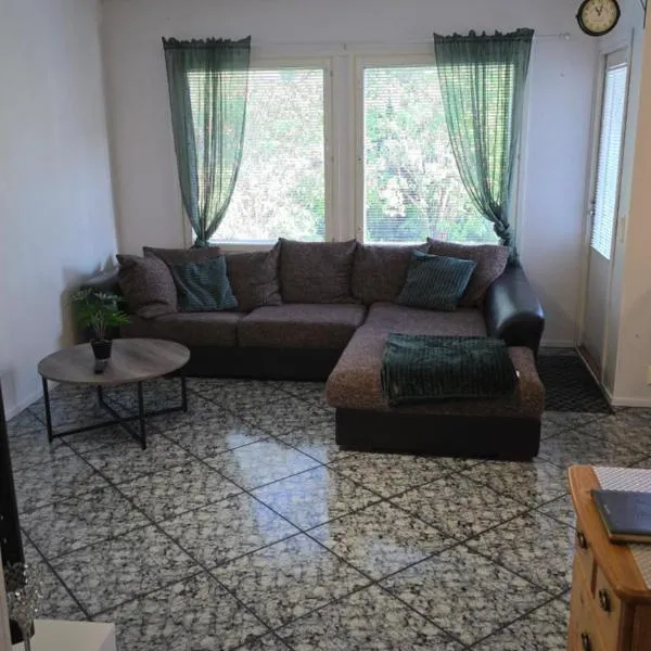 55 neliöinen Tilava RivitaloKaksio, 1-4hlö, Täydellinen keittiö, Uudet kodinkoneet, laadukas sauna, tv, netflix, wifi, kuivaava pyykinpesukone, itsekirjautuminen 24h, avainsäilöboxi koodilla, hotel in Seinäjoki