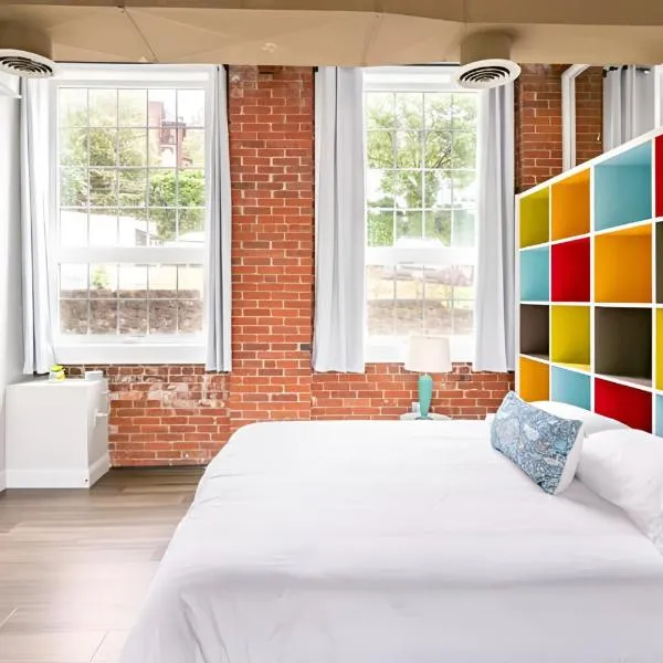 Jennifer's Vibrant Historic Brick Loft Private Apartment, hotel in Providence