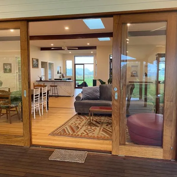 The Saddle Road Farmhouse, Hotel in Myocum