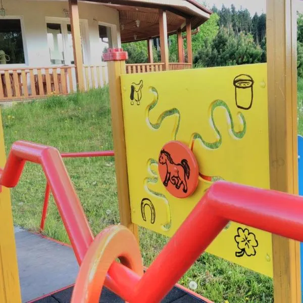 Farma Slunečný Dvůr apartmány a family stany střecha pod střechou, hótel í Hermanuv Mestec