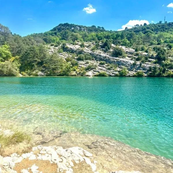 Beautiful studio terrace with Esparron lake view 4 people, hotel in Esparron-de-Verdon