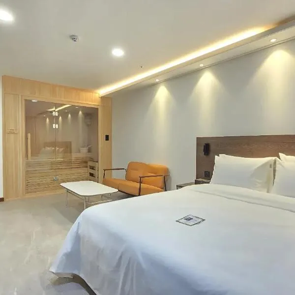 Road35 Hotel, хотел в Anseong