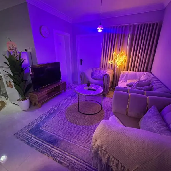 شقة حديثة تقع بالقرب من البوليفارد والاماكن التجارية والسياحية خلف الهارتيز والغنيم اسكوير, hôtel à Khamis Mushait