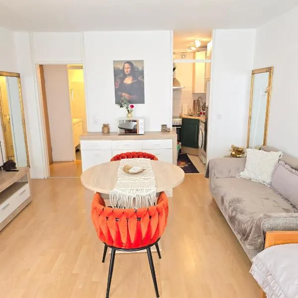 2 x Apartments bei Augsburger Platz 1x Nr 5 - Studio Apartment mit Balkon und Parkplatz und 1 x Nr5-B - 2 ZW ohne Balkon und Parkplatz, Hotel in Stuttgart