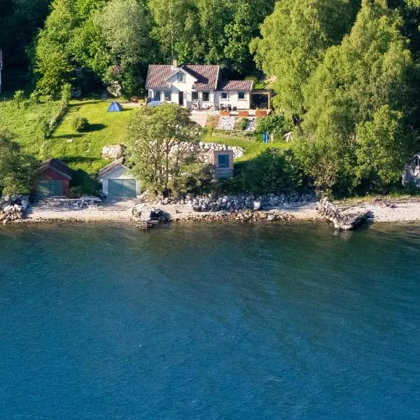 Beautiful Beach line Cabin with sauna near Pulpit Rock, hotel v destinaci Forsand